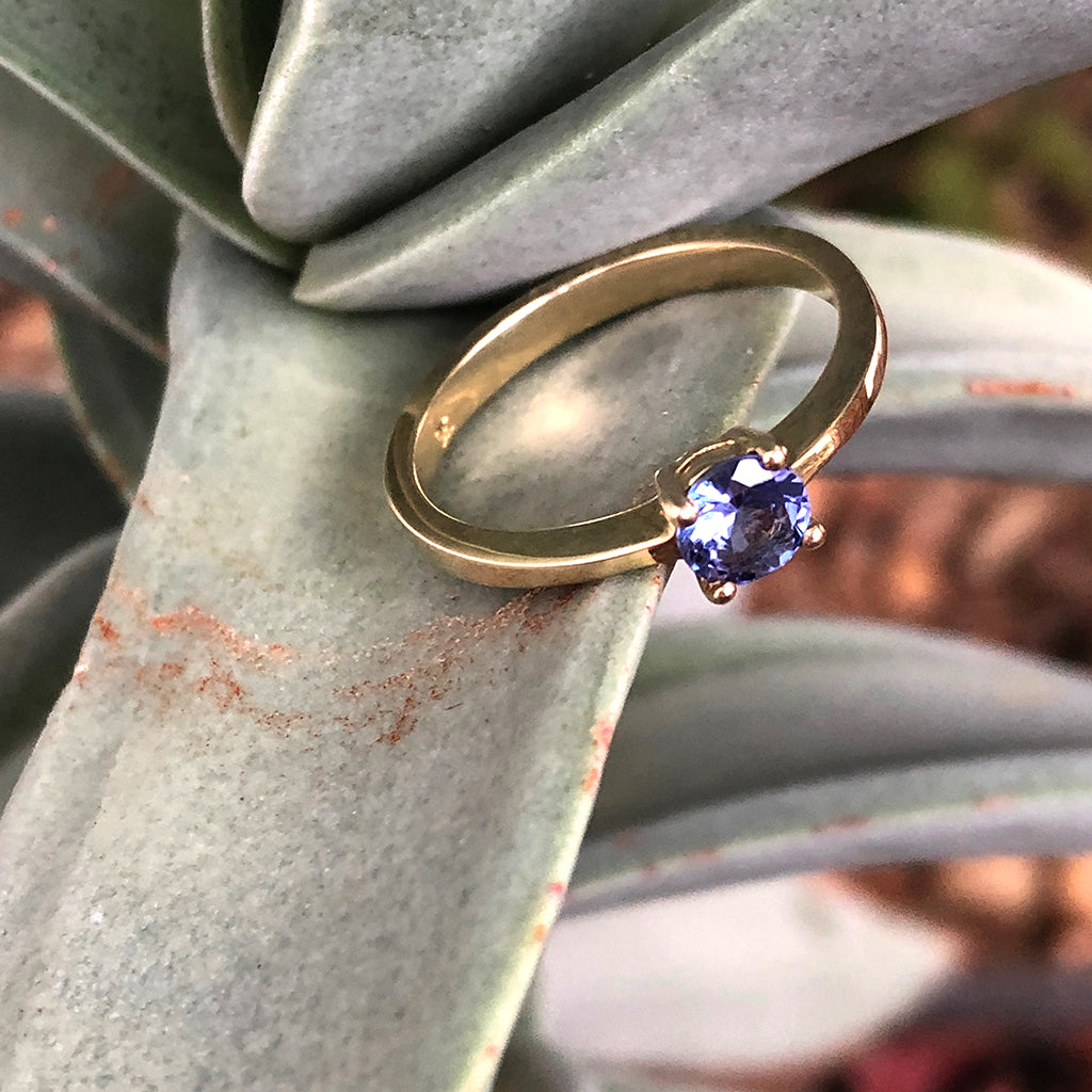 Solitaire Four Claw Round Cut Tanzanite Yellow Gold band Ring