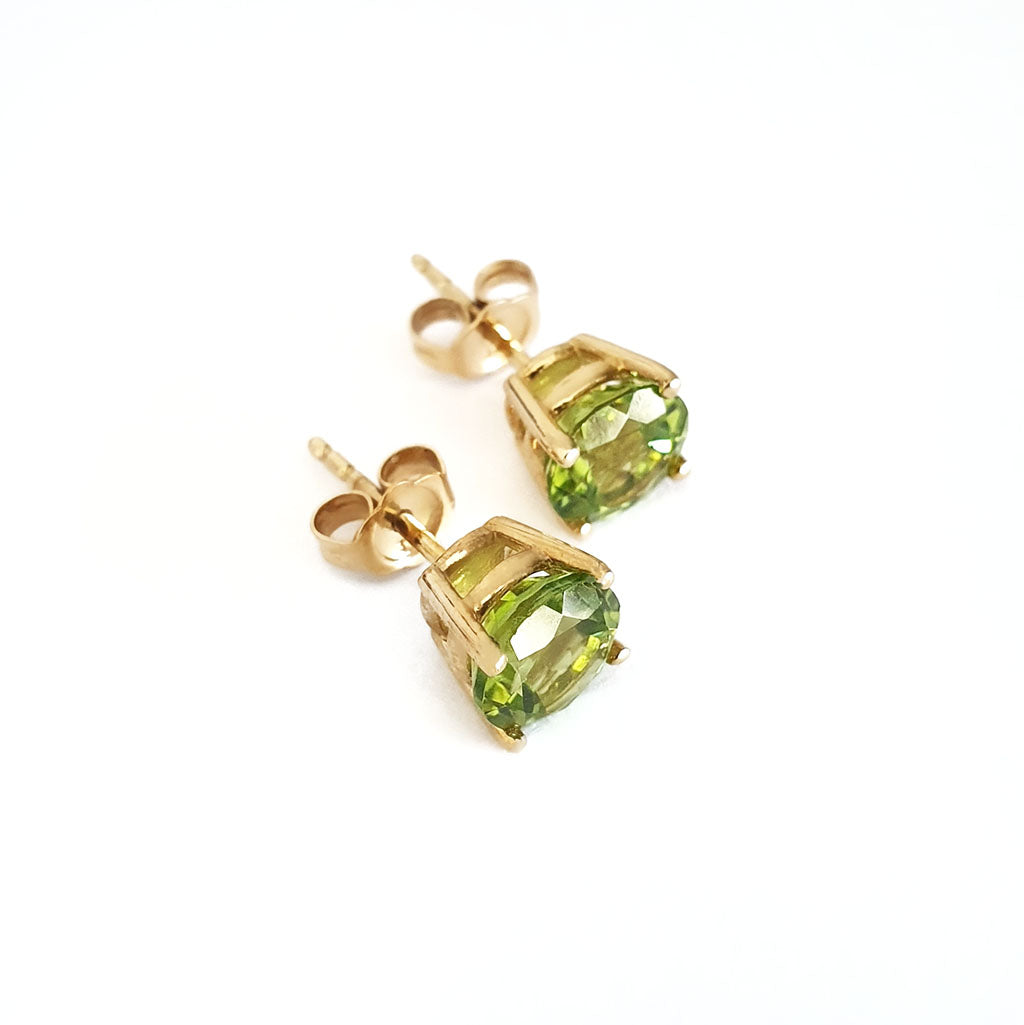  Sophisticated Yellow Gold Four Claw Peridot Studs