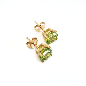  Sophisticated Yellow Gold Four Claw Peridot Studs