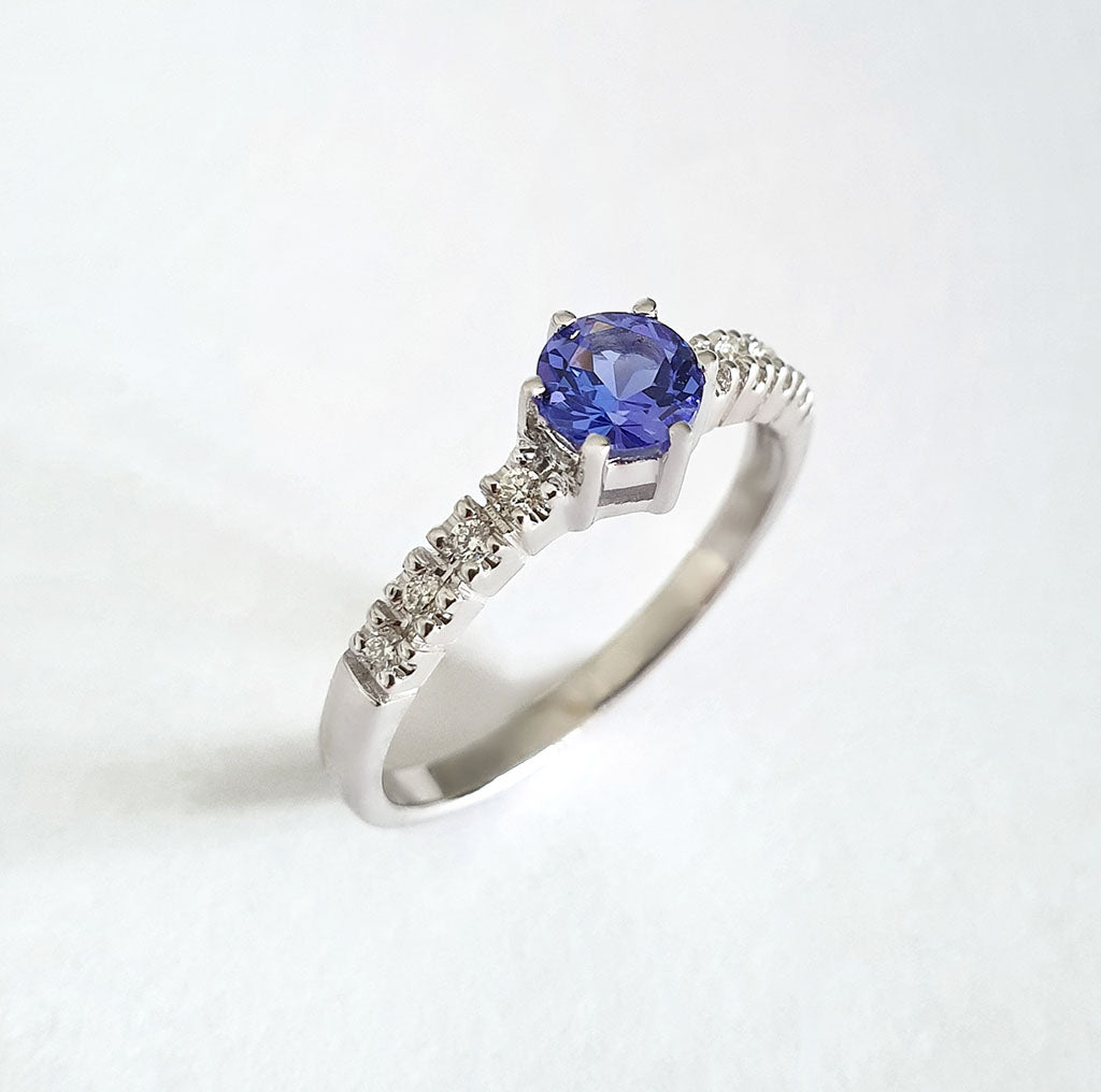 Stunning Solitaire Tanzanite with Diamond Shoulder Ring