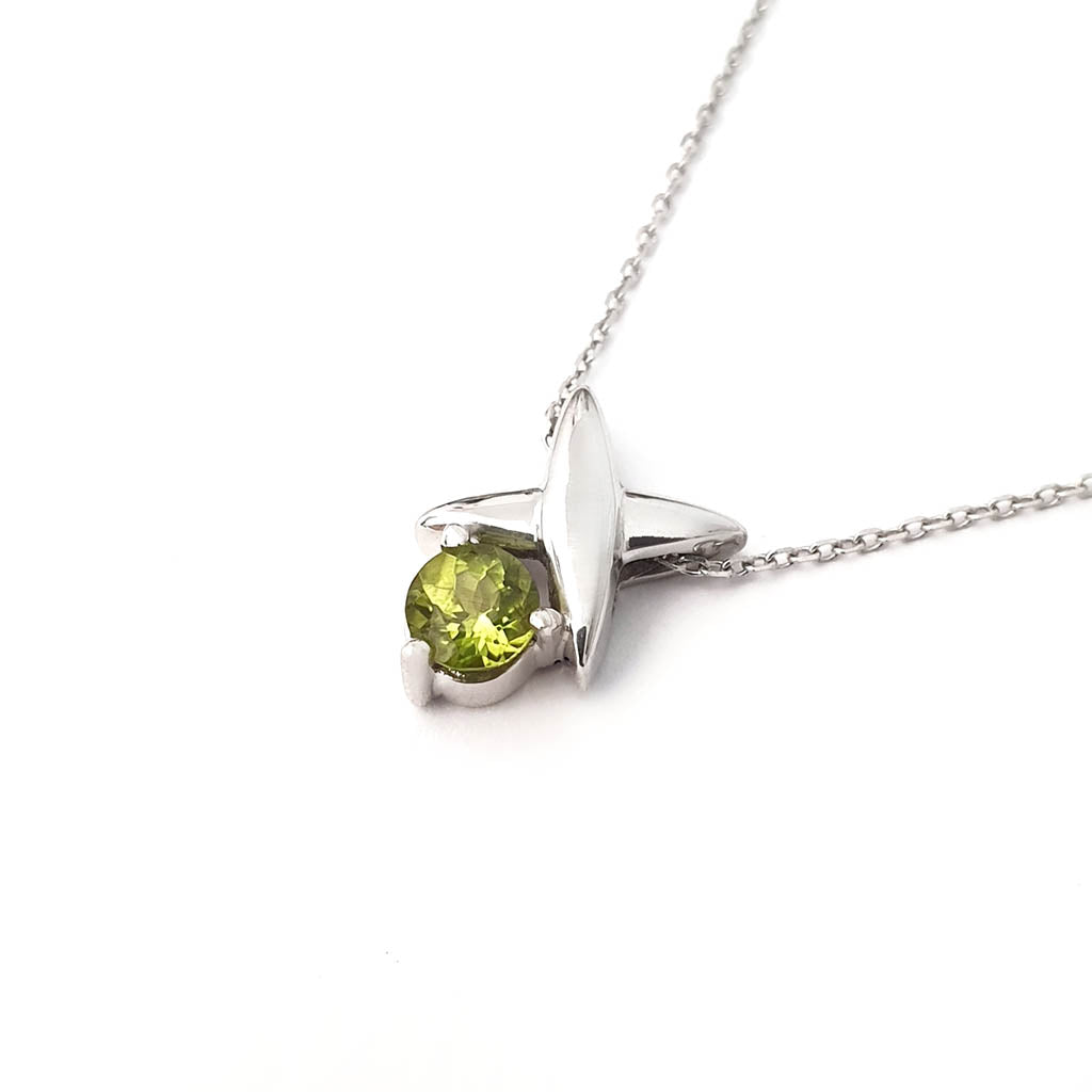 White Gold Four Pointed Star Pendant with Round cut Peridot